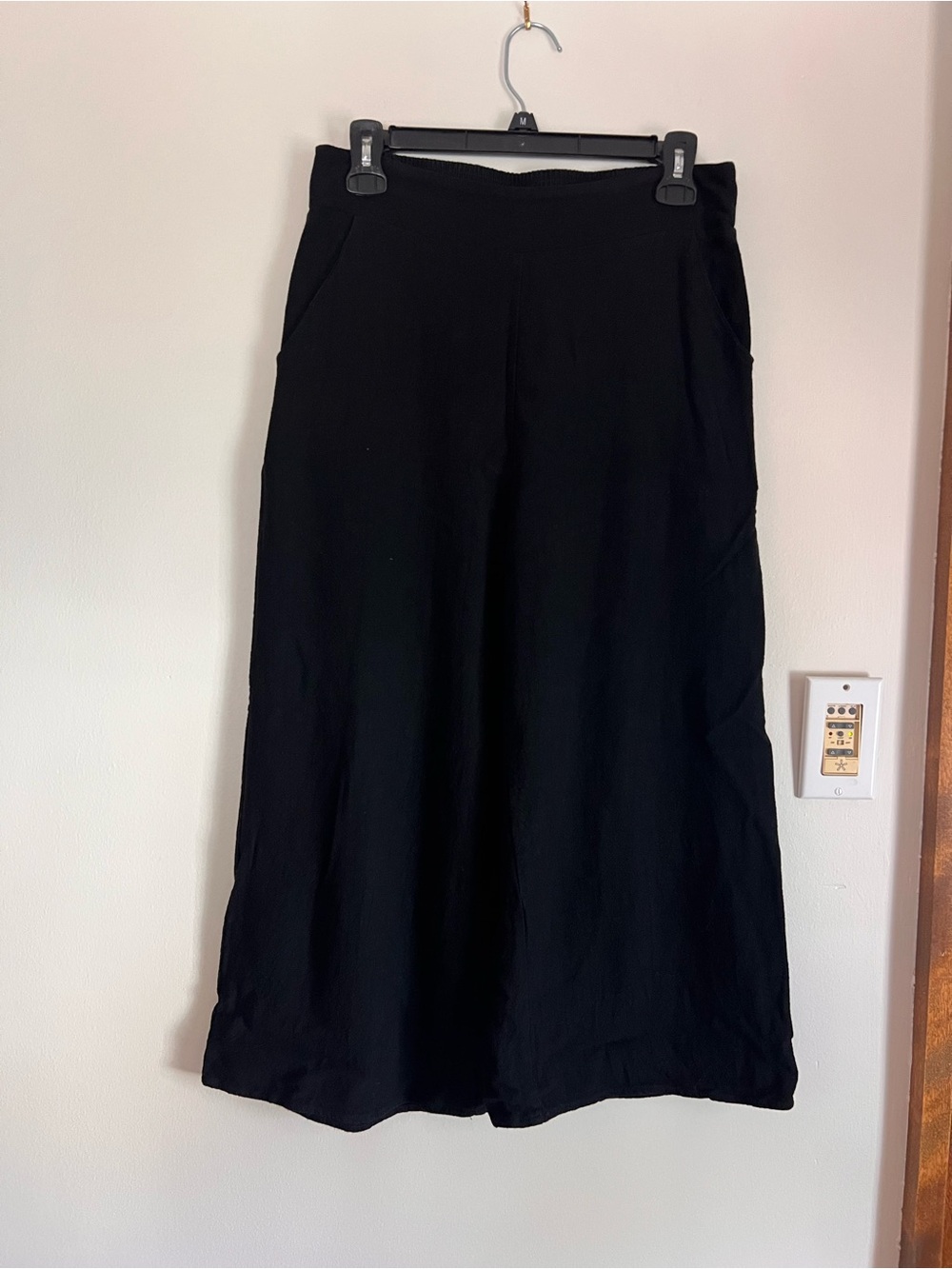 Women's Cropped Black Linen Blend Pants - flowy